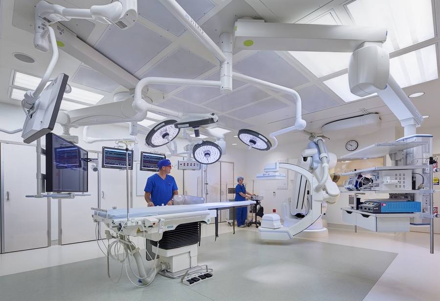 Hybrid operating room with advanced imaging and integrated medical systems